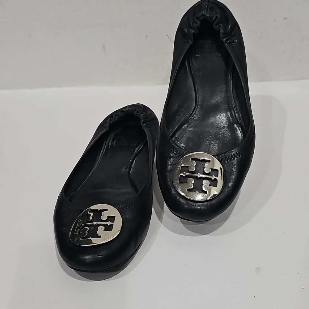 Tory Burch black leather Reva flat Size 8 Silver Logo